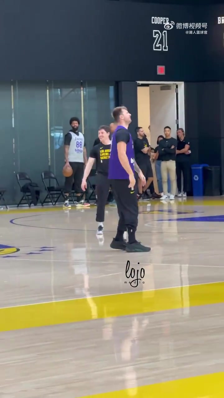 就是這么信任你！DFS出手三分，東契奇在旁邊提前慶祝